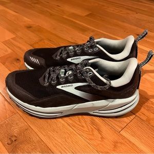 Women’s Brooks Cascadia 16s Size 8